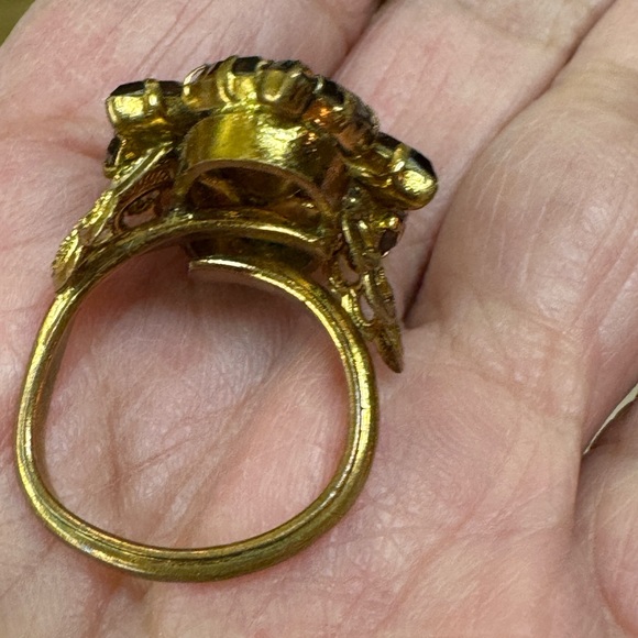 Elegant Gold and Brown Gemstone Ring - Picture 5 of 5